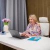 Η Αγγελική Αλεξιάδου σε online ραντεβού διατροφής με laptop